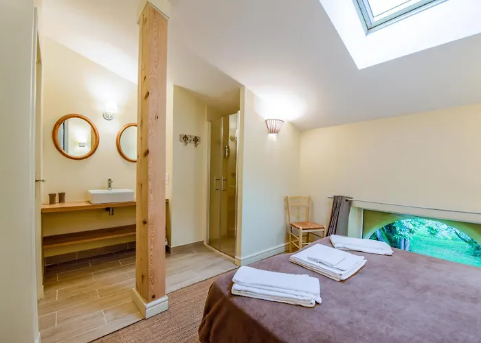 בית הארחה Chateau Lavalade *