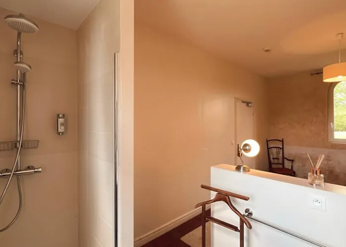 Chateau Lavalade בית הארחה *